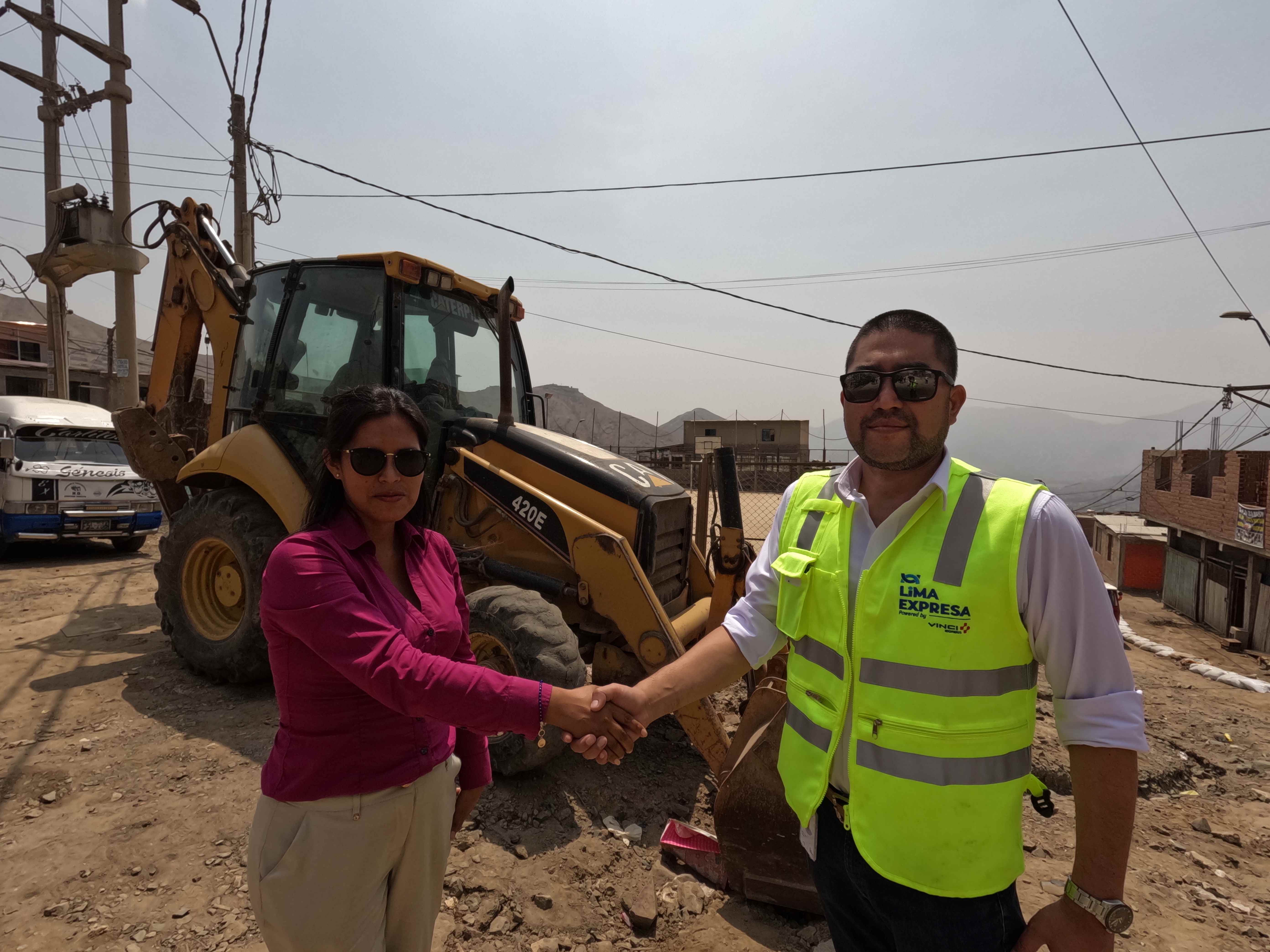 Lima Expresa brinda maquinaria pesada a Municipalidad de Ate para limpiar zonas afectadas por huaicos